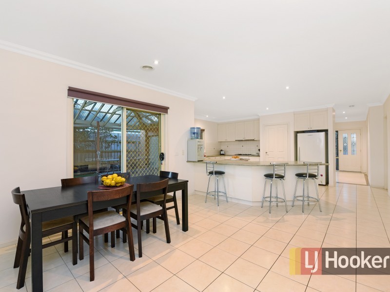 8 Tasman Way, Pakenham VIC 3810