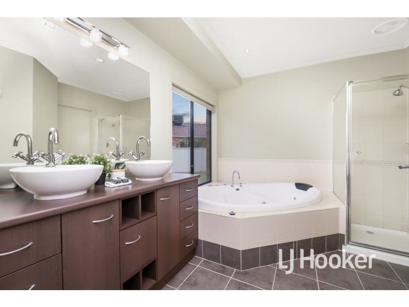 24 Howqua Place, Pakenham VIC 3810