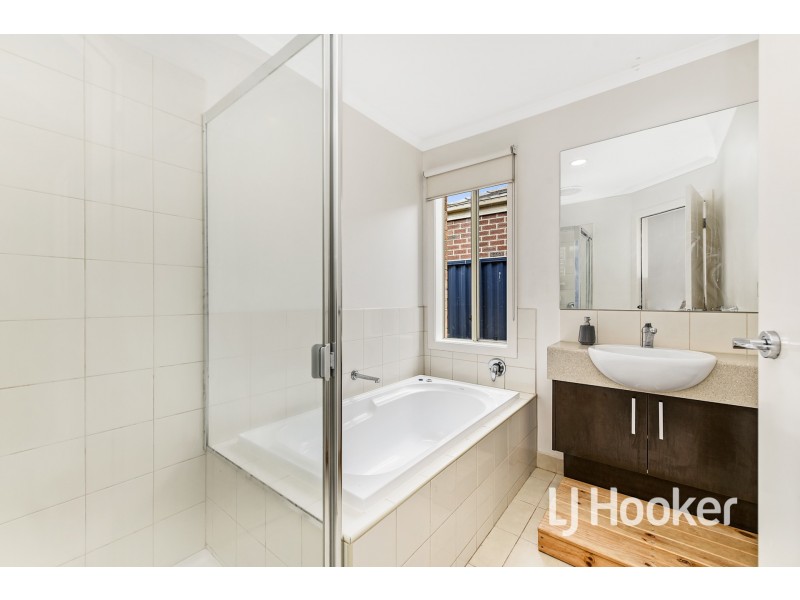 39 Scarlet Crescent, Pakenham VIC 3810