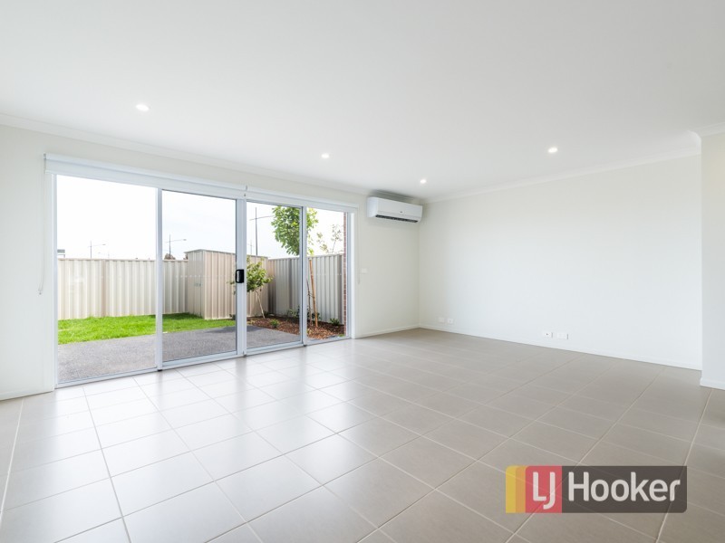 4 Debra Avenue, Pakenham VIC 3810