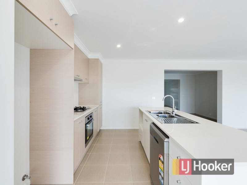 4 Debra Avenue, Pakenham VIC 3810