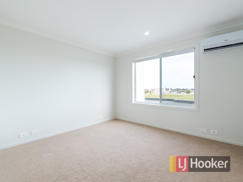 4 Debra Avenue, Pakenham VIC 3810