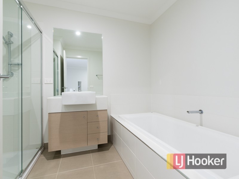 4 Debra Avenue, Pakenham VIC 3810