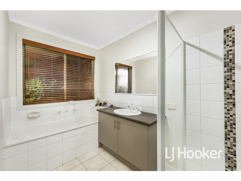 13 Riviera Drive, Pakenham VIC 3810