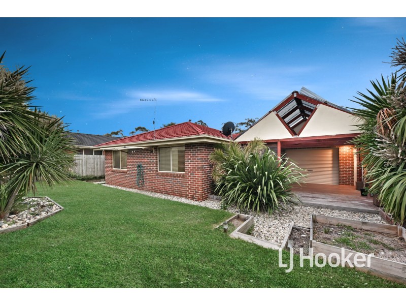13 Riviera Drive, Pakenham VIC 3810