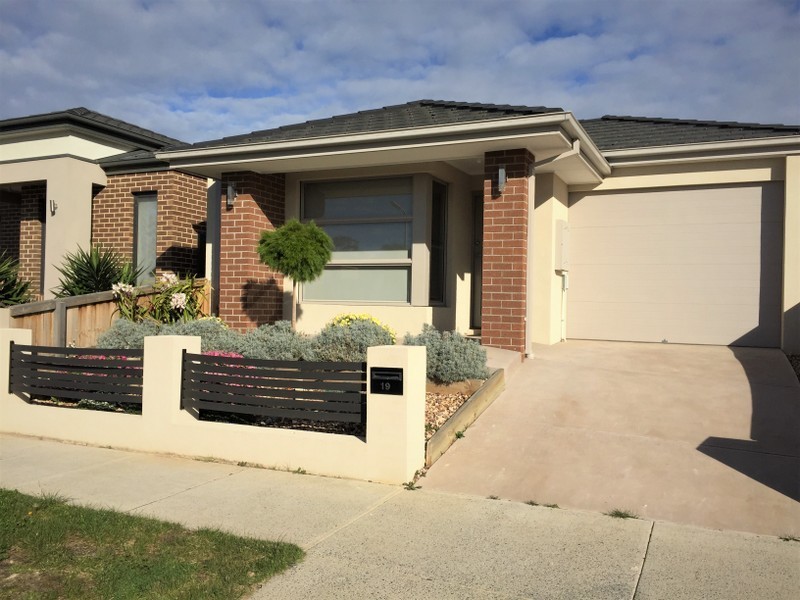19 Arlington Avenue, Pakenham VIC 3810