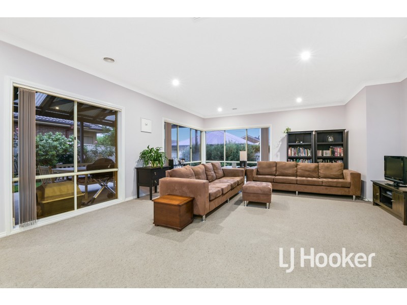 12 St Leonard Way, Pakenham VIC 3810