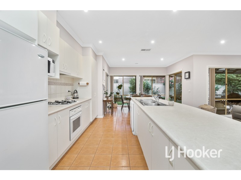 12 St Leonard Way, Pakenham VIC 3810