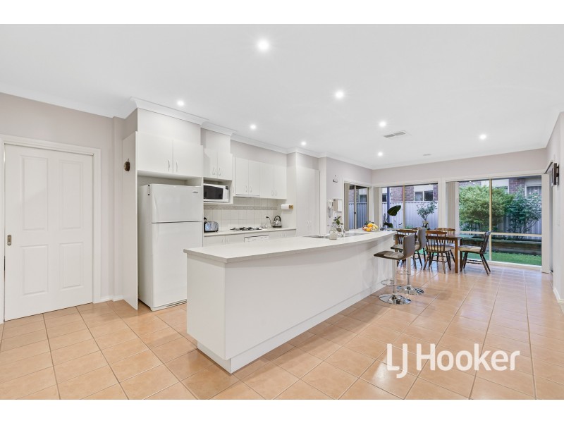 12 St Leonard Way, Pakenham VIC 3810