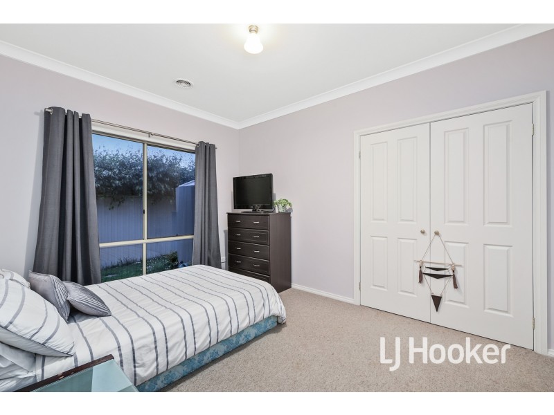 12 St Leonard Way, Pakenham VIC 3810