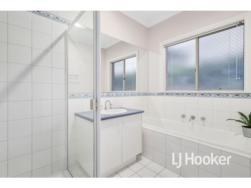 12 St Leonard Way, Pakenham VIC 3810