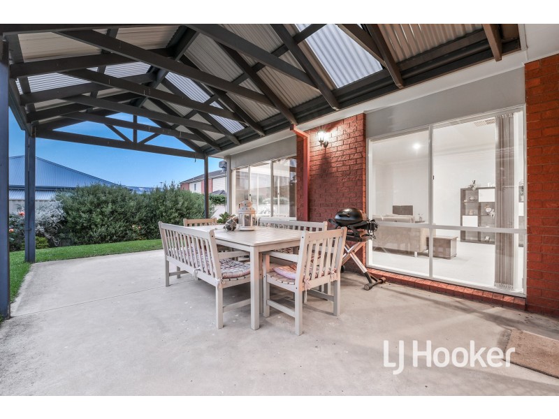 12 St Leonard Way, Pakenham VIC 3810