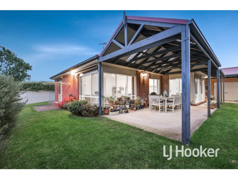 12 St Leonard Way, Pakenham VIC 3810