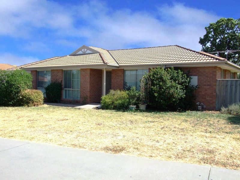 2 Naples Way, Pakenham VIC 3810