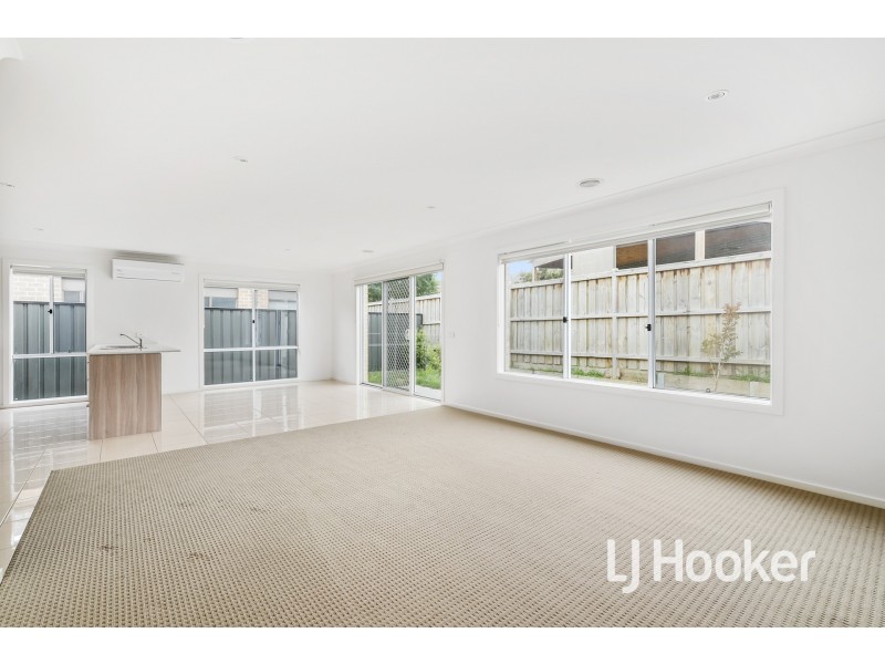 16 Macleod Circuit, Pakenham VIC 3810