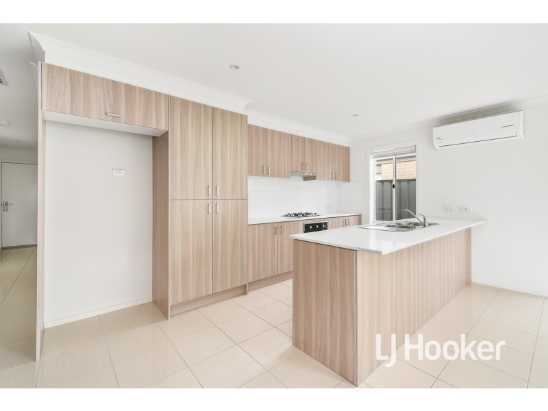 16 Macleod Circuit, Pakenham VIC 3810