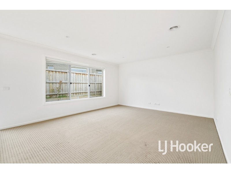 16 Macleod Circuit, Pakenham VIC 3810