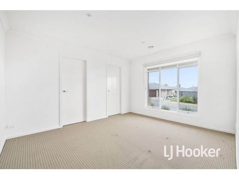 16 Macleod Circuit, Pakenham VIC 3810