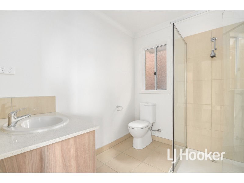 16 Macleod Circuit, Pakenham VIC 3810