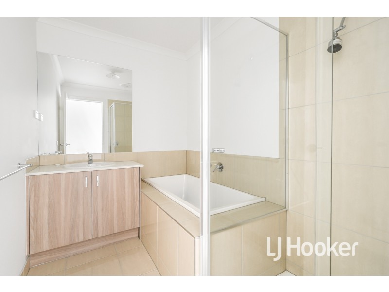 16 Macleod Circuit, Pakenham VIC 3810