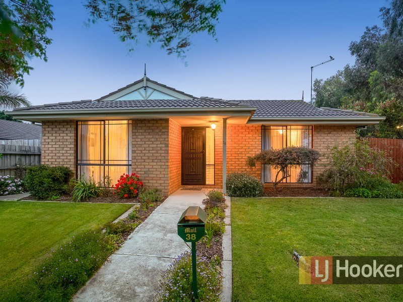 38 Thomas Place, Pakenham VIC 3810