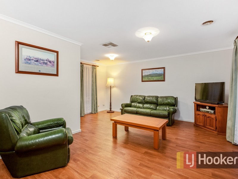 38 Thomas Place, Pakenham VIC 3810