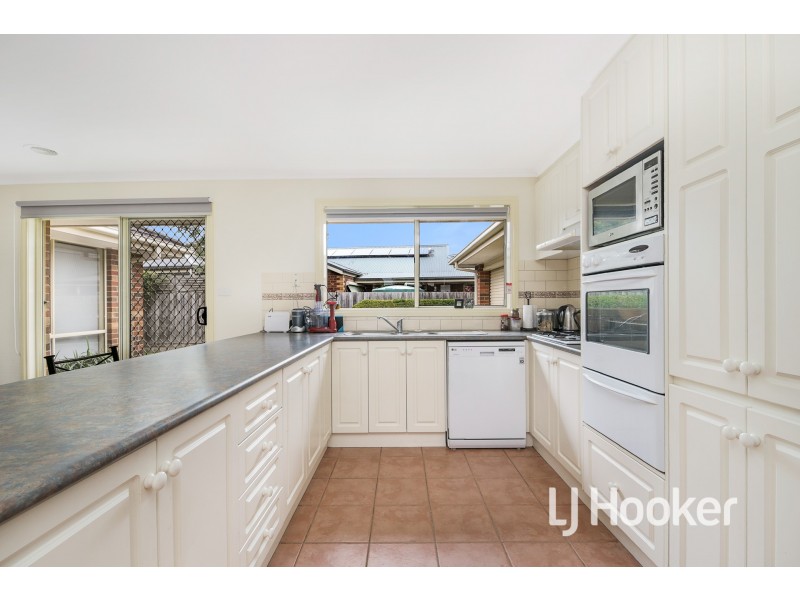 42 Balmoral Way, Pakenham VIC 3810