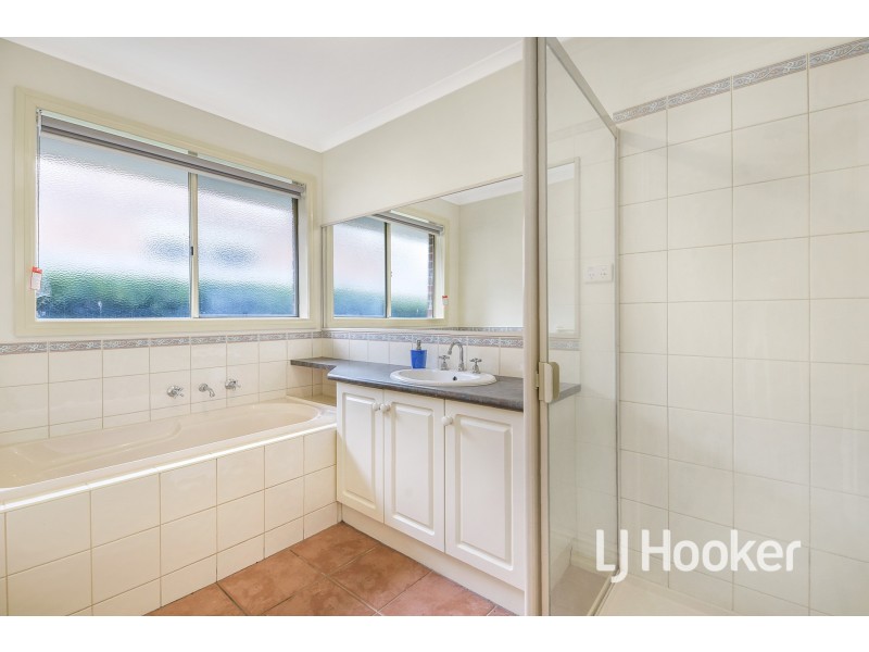 42 Balmoral Way, Pakenham VIC 3810