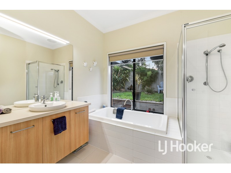 38 St Leonard Way, Pakenham VIC 3810