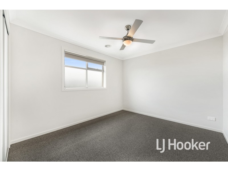 32 Grisham Drive, Officer VIC 3809