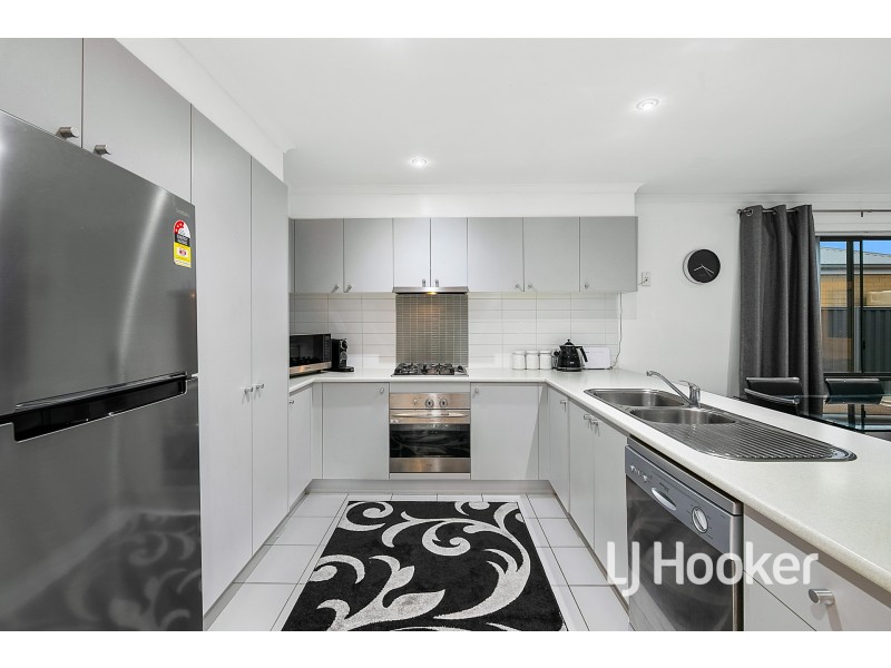 25 Orchard Valley Avenue, Pakenham VIC 3810