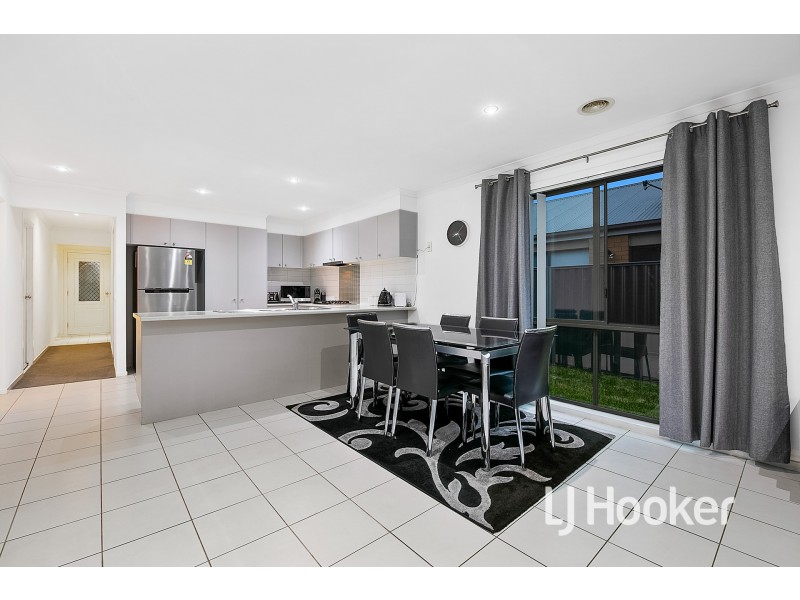 25 Orchard Valley Avenue, Pakenham VIC 3810