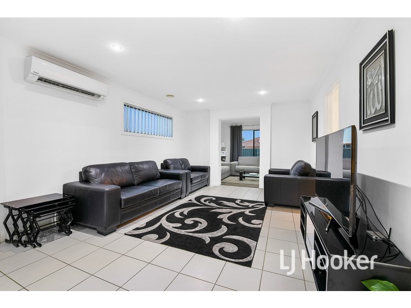 25 Orchard Valley Avenue, Pakenham VIC 3810