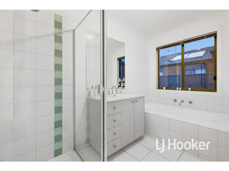 25 Orchard Valley Avenue, Pakenham VIC 3810