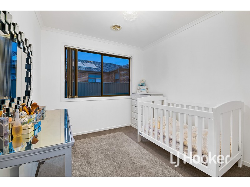 25 Orchard Valley Avenue, Pakenham VIC 3810