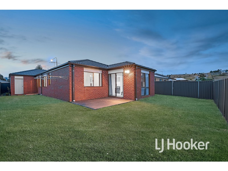 25 Orchard Valley Avenue, Pakenham VIC 3810