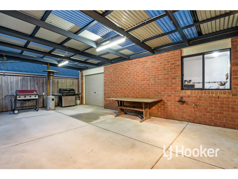 33 Sir Thomas Drive, Pakenham VIC 3810