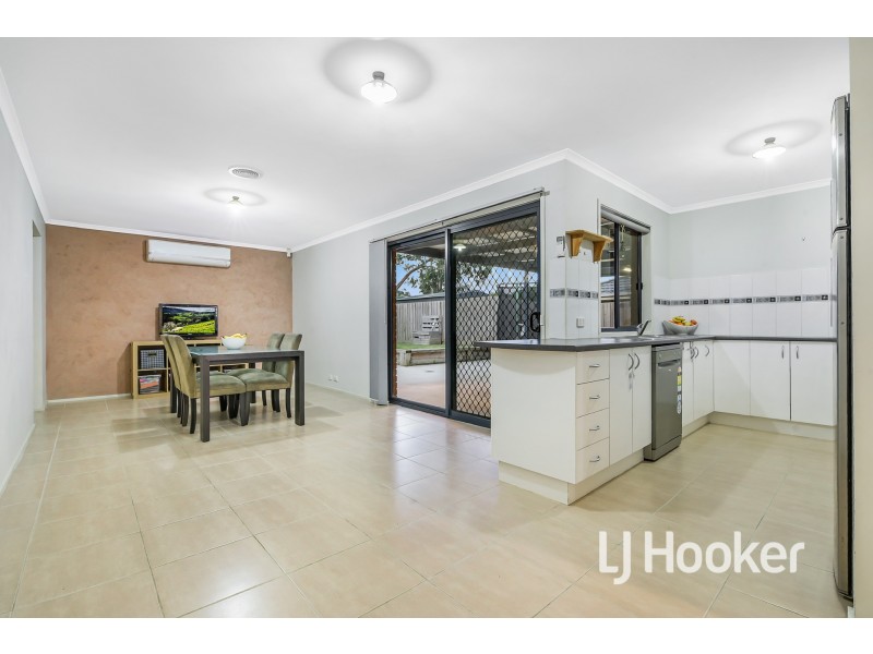 33 Sir Thomas Drive, Pakenham VIC 3810