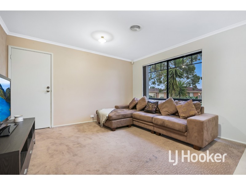 33 Sir Thomas Drive, Pakenham VIC 3810