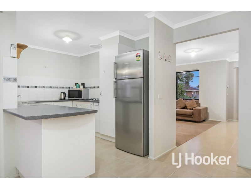 33 Sir Thomas Drive, Pakenham VIC 3810