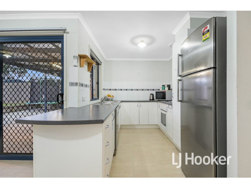 33 Sir Thomas Drive, Pakenham VIC 3810