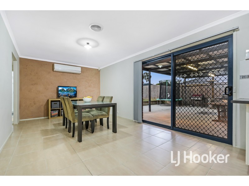 33 Sir Thomas Drive, Pakenham VIC 3810