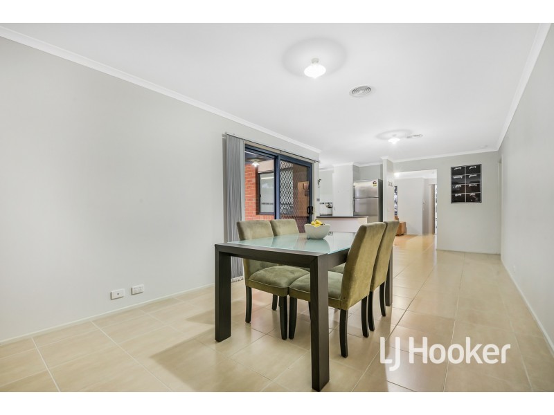 33 Sir Thomas Drive, Pakenham VIC 3810