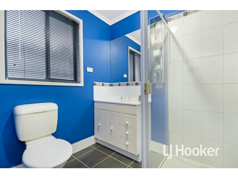 33 Sir Thomas Drive, Pakenham VIC 3810