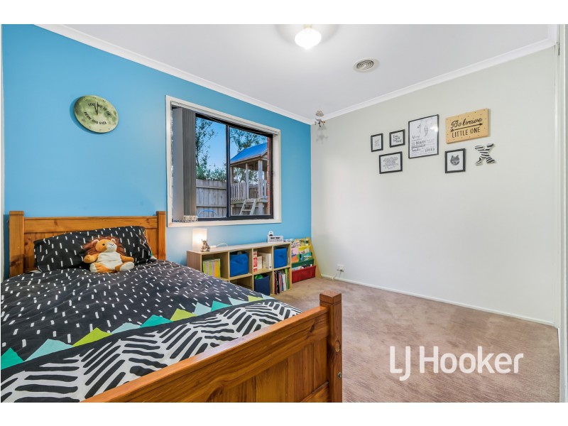 33 Sir Thomas Drive, Pakenham VIC 3810