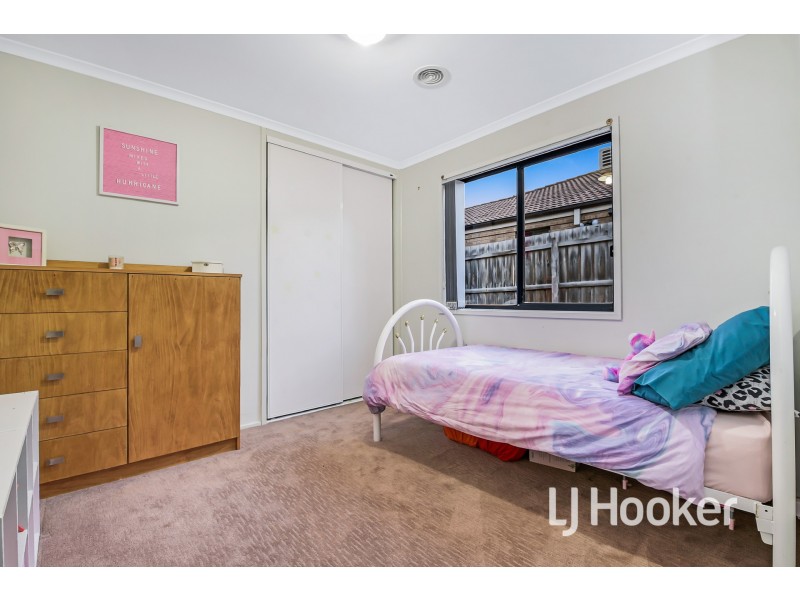 33 Sir Thomas Drive, Pakenham VIC 3810