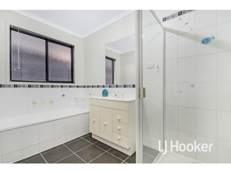 33 Sir Thomas Drive, Pakenham VIC 3810