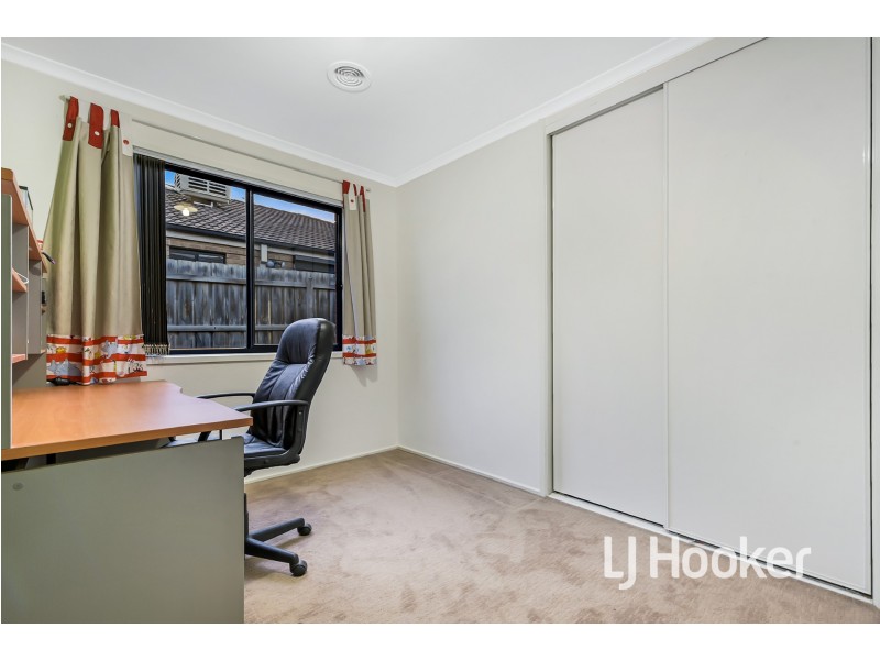 33 Sir Thomas Drive, Pakenham VIC 3810