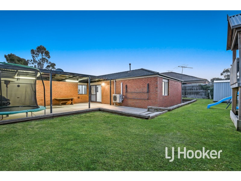 33 Sir Thomas Drive, Pakenham VIC 3810