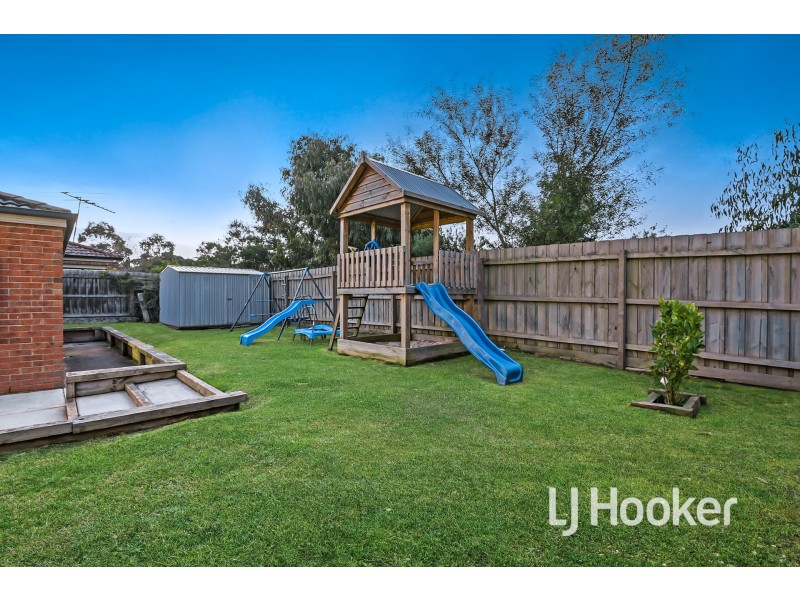33 Sir Thomas Drive, Pakenham VIC 3810